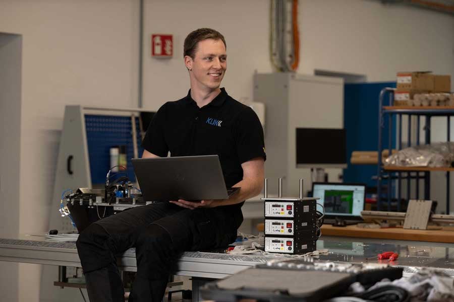 Automation engineer Gabriel Scheifele: Già durante gli studi si era interessato alla robotica e all'automazione, quindi la posizione di ingegnere dell'automazione era perfetta.