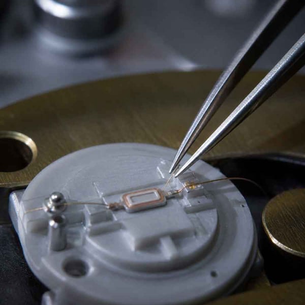 Manipolazione del filo, scelta del nucleo e precisione di avvolgimento collegano la produzione di microbobine alle prestazioni del sensore EM.