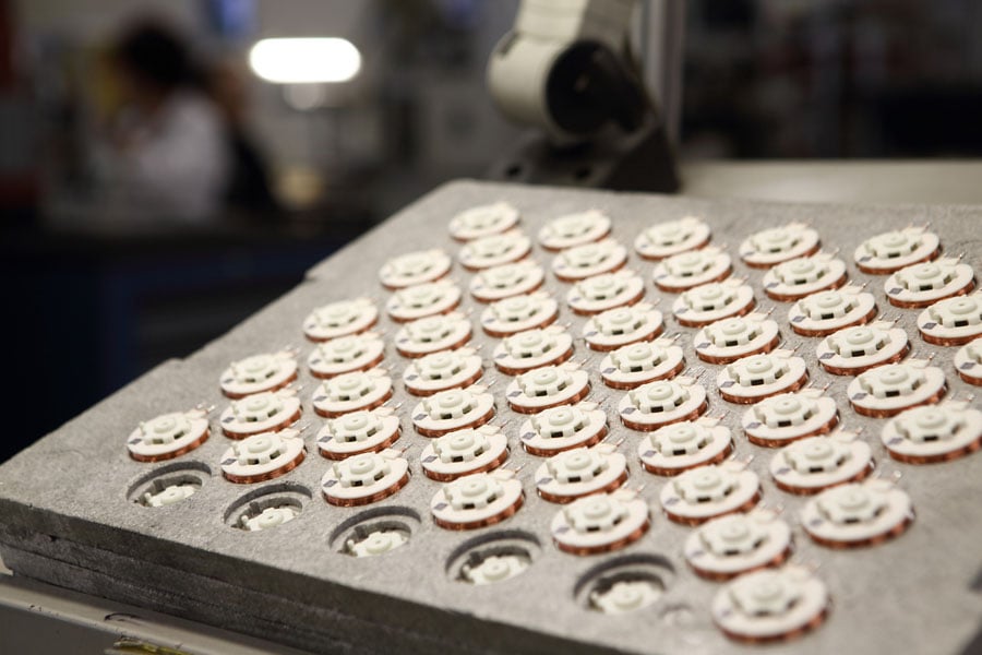 Per le bobine, il materiale ideale dipende dalla rispettiva applicazione. KUK ha una grande esperienza e può fornire raccomandazioni già nella fase di sviluppo. Sono possibili anche formatori di bobine abbinati alla ferrite e realizzati con materiali plastici altamente qualificati in diverse varianti di design. KUK offre una produzione personalizzata di bobine in tutte le dimensioni.