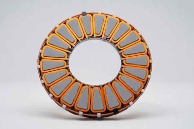 Nei motori a flusso assiale, dove l'elevata densità di potenza e le brevi lunghezze assiali richiedono un'efficiente rimozione del calore, l'alluminio leggero o le leghe eccellono nel mantenere i rapporti coppia/peso