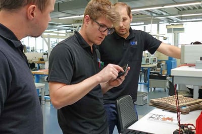Un produttore di bobine professionale può considerare le proprietà elettromagnetiche delle bobine e adattare il progetto per soddisfare requisiti specifici. Ciò include l'ottimizzazione dello schema di avvolgimento, della forma e delle dimensioni della bobina per ottenere l'induttanza, la capacità o l'impedenza desiderate.
