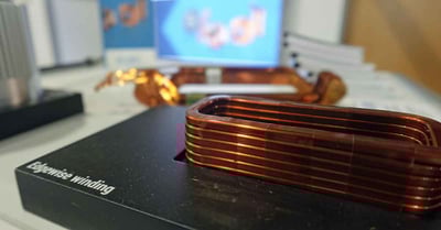 In questi scenari DC ad alta corrente, i progetti con conduttore piatto a spigolo diventano la soluzione ottimale, offrendo un'efficienza spaziale superiore, elevati fattori di riempimento (70%+) ed eliminando completamente i costi dei supporti.