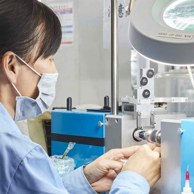 Quali fattori determinano la scelta del materiale del nucleo per le micro bobine?
