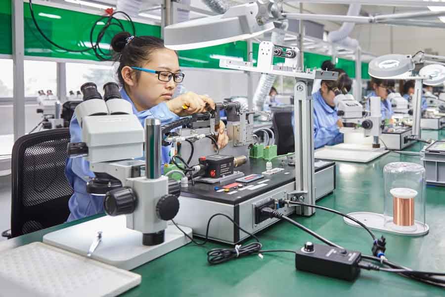 Quando si tratta di scegliere il materiale del nucleo per le micro bobine, è essenziale valutare attentamente i vantaggi e gli svantaggi, tenendo conto dei requisiti specifici. Quali sono i fattori da tenere in considerazione quando si sceglie il materiale del nucleo?
