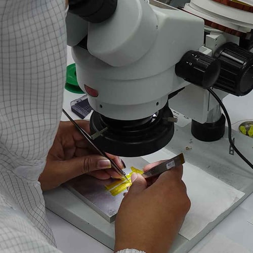 In tecnologia medica, le micro bobine operano nel range del millimetro e del micrometro. I disegni sono sempre fortemente ingranditi, il che crea un rischio sottile ma comune: elementi che sembrano semplici sullo schermo risultano estremamente difficili da realizzare alla scala reale.