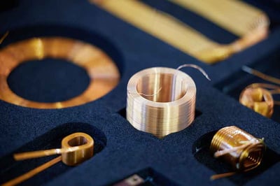 Per i progetti che richiedono più strati, il filo Litz o l'avvolgimento ortociclico possono raggiungere fattori di riempimento competitivi (60–80%) semplificando la complessità produttiva.