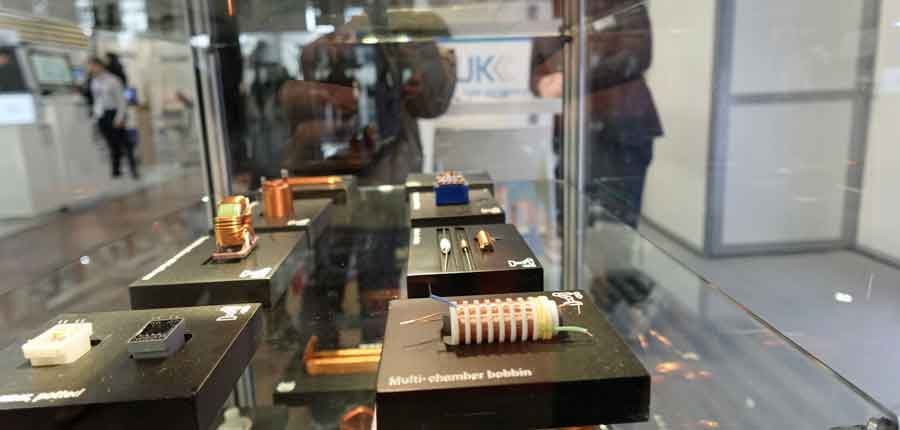 KUK offre soluzioni complete di schermatura elettromagnetica che proteggono i sensibili dispositivi elettronici della difesa dalle interferenze in ambienti elettromagnetici complessi. Le soluzioni di schermatura aiutano a mantenere comunicazioni sicure, proteggere dati sensibili e garantire il funzionamento affidabile dei sistemi critici anche in ambienti con rumore elettromagnetico significativo o tentativi deliberati di disturbo.