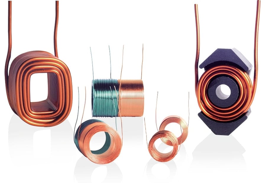 Grazie alla nostra innovativa tecnologia di avvolgimento, avvolgiamo le nostre bobine ad aria con brevetto KUK su una macchina di avvolgimento completamente automatica. Il filo iniziale e quello finale della bobina sono situati sul diametro esterno della bobina, con conseguente risparmio di spazio. Inoltre, la bobina può essere incastrata appiattita in una ferrite senza poggiare sul filo iniziale.