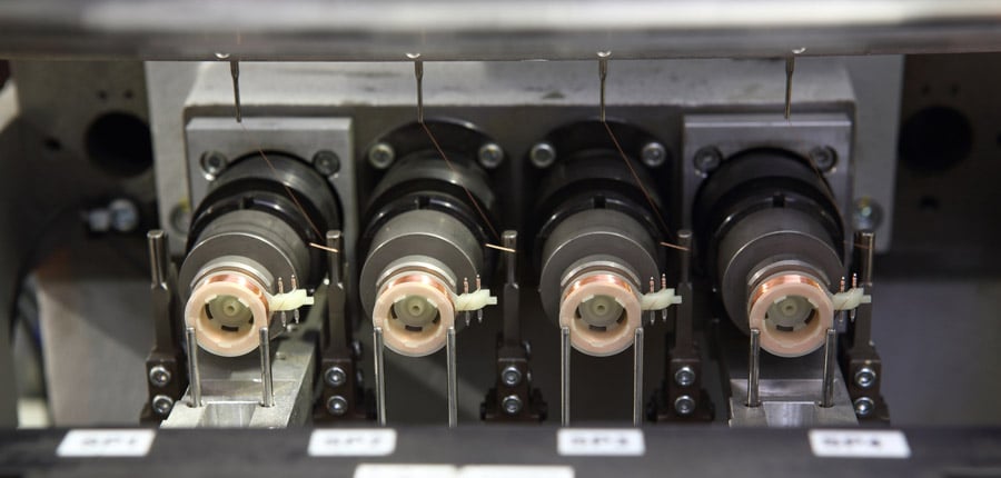 KUK produce bobine specifiche per il cliente con diversi tipi di avvolgimento, geometrie e materiali d'anima. Grazie alla costruzione di impianti interni, sono disponibili linee di avvolgimento su misura, che padroneggiano anche le tecniche di connessione ottimali.