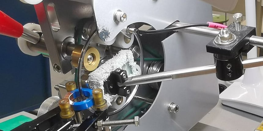 Per una bobina toroidale, il materiale ideale dipende dalla rispettiva applicazione. KUK ha una grande esperienza e può fornire raccomandazioni già nella fase di sviluppo. Sono possibili anche nuclei toroidali abbinati alla ferrite e realizzati con materiali plastici altamente qualificati in diverse varianti di design. KUK offre una produzione personalizzata di bobine toroidali in tutte le dimensioni.