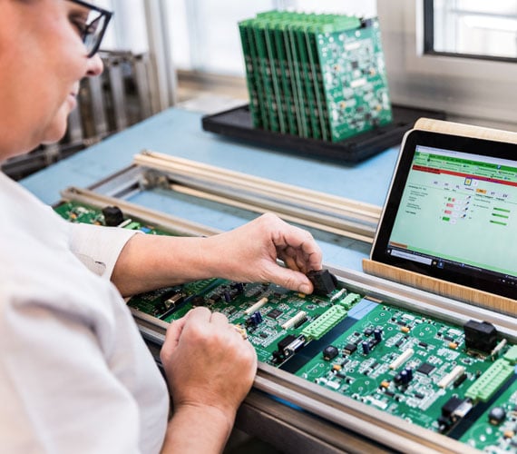 Assemblaggio THT di PCB specifici per il cliente