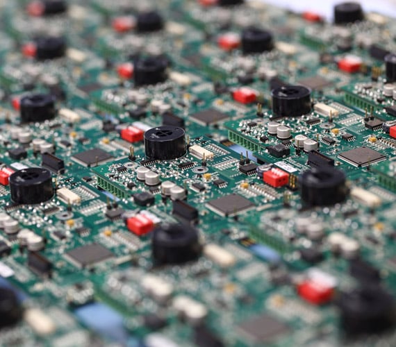 Assemblaggio THT di PCB specifici per il cliente