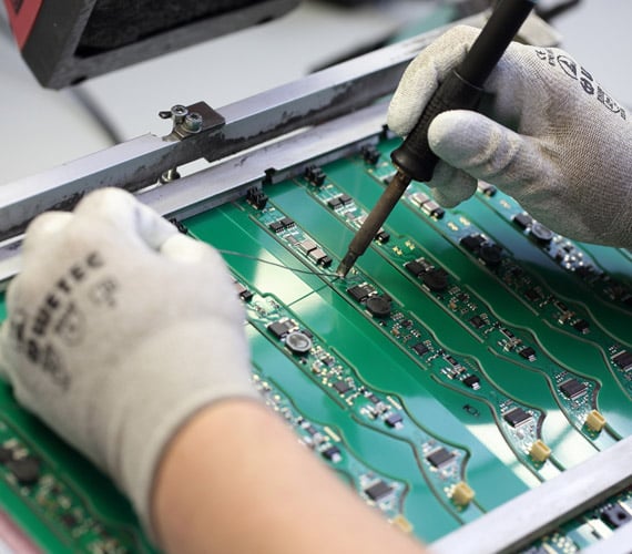 Assemblaggio THT di PCB specifici per il cliente