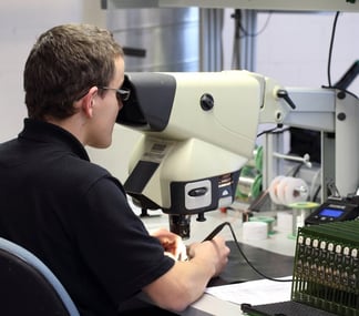 Assemblaggio THT di PCB specifici per il cliente