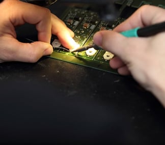 Assemblaggio THT di PCB specifici per il cliente