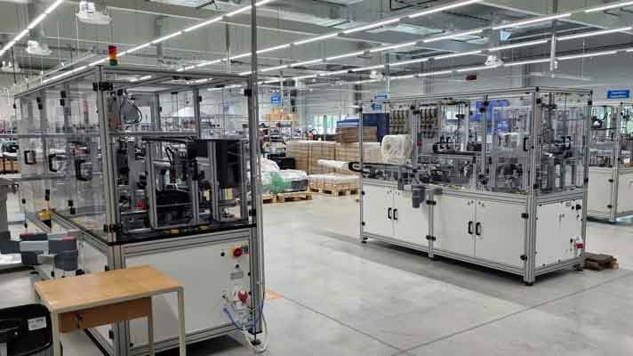 Linea di produzione di bobine per elettrovalvole automobilistiche in fase di installazione.