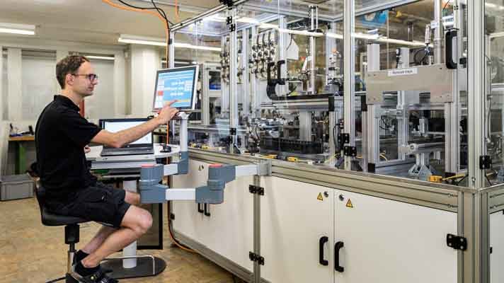 Linea di produzione di bobine per elettrovalvole automobilistiche in fase di installazione.