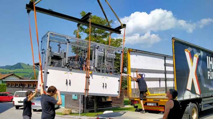 Linea di produzione di bobine per elettrovalvole automobilistiche in fase di installazione.