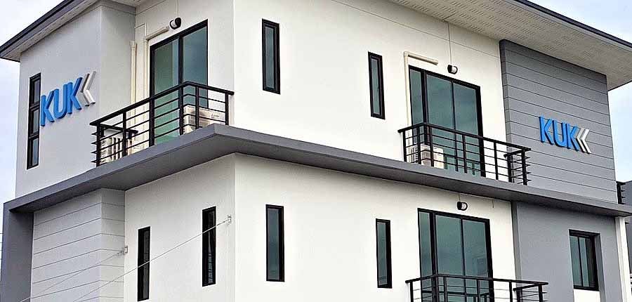 KUK Thailandia. Siti di produzione in tutto il mondo e una rete consolidata di fornitori garantiscono la vicinanza al cliente, brevi distanze di spedizione e condizioni ottimali per le bobine, i trasformatori, gli assemblaggi e l'elettronica specifici del cliente.