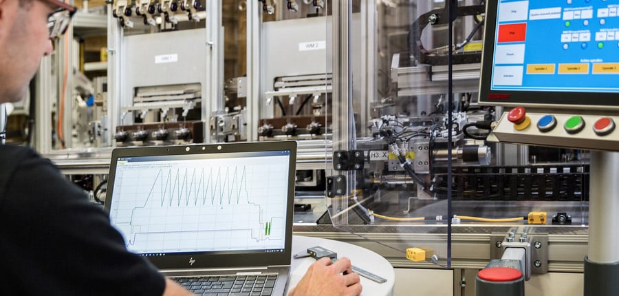 In KUK Group, le bobine e gli assemblaggi elettronici specifici per il cliente sono prodotti in gran parte su linee automatizzate sviluppate internamente. Questo significa che possiamo offrirvi un processo di produzione di bobine molto interessante in termini di qualità e commercio, adattato ai vostri volumi e alle vostre specifiche tecniche.