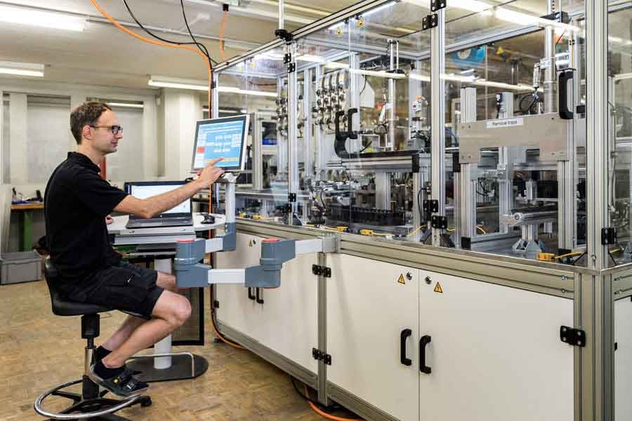 Da KUK Coils, le bobine e gli assemblaggi elettronici specifici per il cliente sono prodotti in gran parte su impianti automatizzati sviluppati internamente. Questo significa che possiamo offrirvi un processo di produzione di bobine molto interessante in termini di qualità e commercio, adattato ai vostri volumi e alle vostre specifiche tecniche.