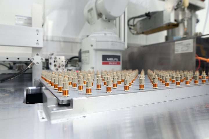 Sia che si tratti di una produzione complicata o di un adattamento a requisiti speciali, grazie alle linee di avvolgimento interne, KUK produce la bobina giusta per voi. Le bobine sono in parte prodotte su formatori di bobine standard. Tuttavia, l'avvolgimento avviene principalmente su formatrici di bobine specifiche per il cliente.
