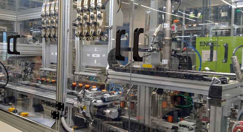La linea di produzione installata dal reparto automazione interno di KUK offre elevata flessibilità e facile duplicazione per garantire una rapida scalabilità per il cliente.